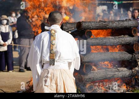 Kagawa, Japan - 23. November 2023: Heilige Lagerfeuer während des Japanischen, genannt Gomataki. Religiöses Lagerfeuer im Zentuji-Park, Kagawa. Stockfoto