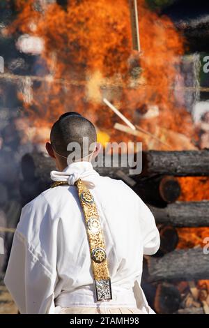 Kagawa, Japan - 23. November 2023: Heilige Lagerfeuer während des Japanischen, genannt Gomataki. Religiöses Lagerfeuer im Zentuji-Park, Kagawa. Stockfoto