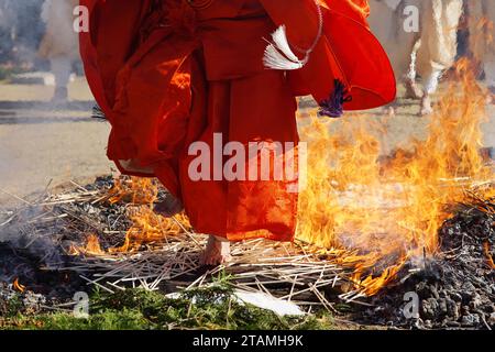 Kagawa, Japan - 23. November 2023: Heilige Lagerfeuer während des Japanischen, genannt Gomataki. Religiöses Lagerfeuer im Zentuji-Park, Kagawa. Stockfoto