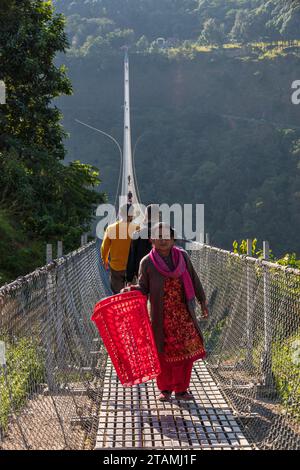 Die längste Hängebrücke der Welt überquert die Kali Gandaki River Gorge im Mustang District in Nepal Stockfoto