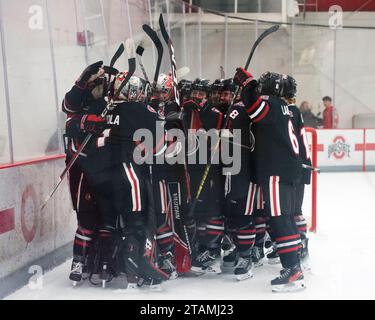 1. Dezember 2023: Die St. Die Cloud State Huskies feiern 2-1 ihren Sieg über die Ohio State Buckeyes in ihrem Spiel in Columbus, Ohio. Brent Clark/Cal Sport Media Stockfoto