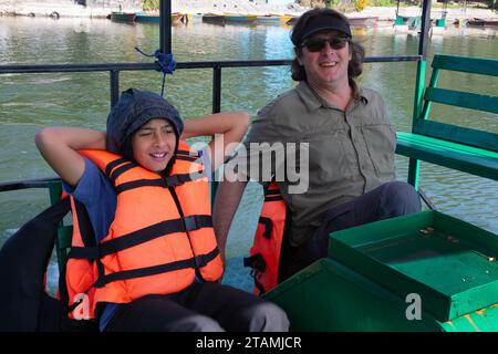 Bodhi Garrett und Vajra Garrett auf einer Paddelbootfahrt auf dem Phewa Lake in Pokhara - Nepal Stockfoto