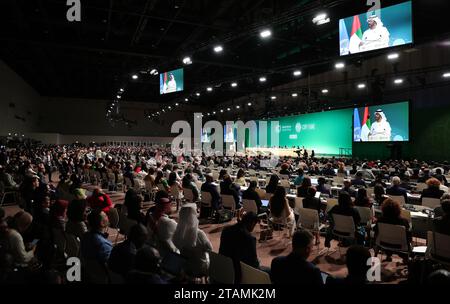 (231202) -- PEKING, 2. Dezember 2023 (Xinhua) -- dieses Foto vom 30. November 2023 zeigt die Eröffnungszeremonie der 28. Tagung der Konferenz der Vertragsparteien des Rahmenübereinkommens der Vereinten Nationen über Klimaänderungen (COP28) in Dubai, den Vereinigten Arabischen Emiraten. Die diesjährige Klimakonferenz hat weltweit beachtliche Aufmerksamkeit erregt, da sie den Abschluss der globalen Bestandsaufnahme bildet, der ersten zweijährigen Bewertung der weltweiten Gesamtfortschritte bei der Verwirklichung der Ziele des Pariser Übereinkommens von 2015. An der Konferenz, die von November 30 bis Dezember 12 stattfindet, werden mehr als 70.000 Teilnehmer von teilnehmen Stockfoto