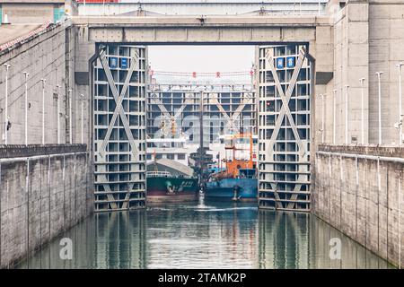 (231202) -- PEKING, 2. Dezember 2023 (Xinhua) -- Schiffe passieren die fünfstufigen Schleusen des Three Gorges Dam in Yichang, Zentralchinas Provinz Hubei, 1. Dezember 2023. Der Schiffsdurchsatz des Three Gorges Dam, des größten Wasserkraftprojekts der Welt, hatte am 23. November um 18.00 Uhr 160 Millionen Tonnen erreicht und damit den höchsten Stand der vergangenen Jahre übertroffen, teilte das Verkehrsministerium am 24. November mit. Die Aufschlüsselung der Zahlen ergab, dass die Schiffsschleusen des Damms einen Durchsatz von 156 Millionen Tonnen hatten, während der Schiffslift des Damms einen Durchsatz von 4,38 Millionen Tonnen hatte. (Xinhua/Tang Yi) Stockfoto