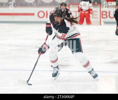 1. Dezember 2023: Ohio State Buckeyes Stürmer Joy Dunne (16) trägt den Puck gegen die St. Cloud State Huskies in Columbus, Ohio. Brent Clark/Cal Sport Media Stockfoto