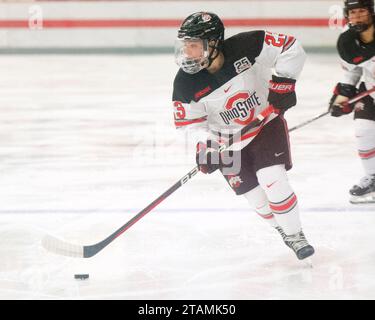 1. Dezember 2023: Cayla Barnes (23), Verteidiger der Ohio State Buckeyes, trägt den Puck gegen die St. Cloud State Huskies in Columbus, Ohio. Brent Clark/Cal Sport Media Stockfoto