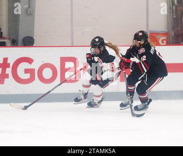 1. Dezember 2023: Ohio State Buckeyes Stürmer Kiara Zanon (21) trägt den Puck gegen die St. Cloud State Huskies Stürmer KlÃ¡ra HymlÃ¡rovÃ¡ (12) in ihrem Spiel in Columbus, Ohio. Brent Clark/Cal Sport Media Stockfoto