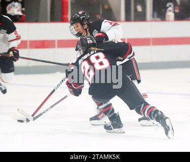 1. Dezember 2023: Riley Brengman (13), Verteidiger der Ohio State Buckeyes, trägt den Puck gegen St. Cloud State Huskies stürmen CC Bowlby (28) in ihrem Spiel in Columbus, Ohio. Brent Clark/Cal Sport Media Stockfoto