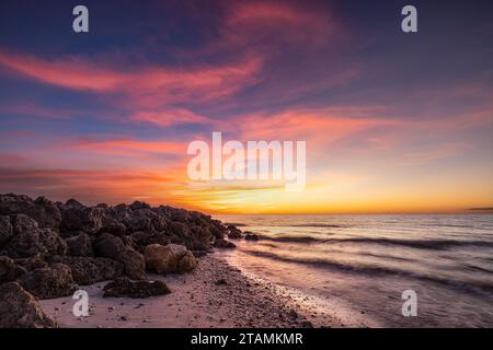 Wunderschöner, lebendiger Sonnenuntergang im Little Hickory Island Beach Park Bonita Springs, Florida Stockfoto