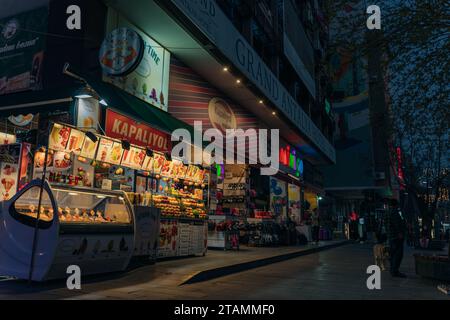 Nachts-Obststand in antalya, Turkiye - 12. Mai 2023. Hochwertige Fotos Stockfoto