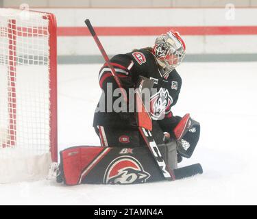 Dezember 2023: St. Sanni Ahola (1), Torhüter der Cloud State Huskies, sichert sich in Columbus, Ohio, gegen die Ohio State Buckeyes. Brent Clark/Cal Sport Media Stockfoto