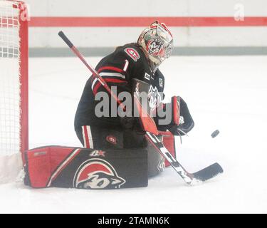 Dezember 2023: St. Sanni Ahola (1), Torhüter der Cloud State Huskies, sichert sich in Columbus, Ohio, gegen die Ohio State Buckeyes. Brent Clark/Cal Sport Media Stockfoto