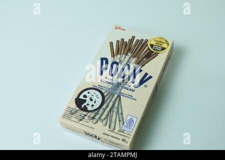 Pocky-Marke von Schokoladensticks auf weißem Hintergrund. Pocky ist ein berühmtes Süßwarengeschäft unter asiatischen Menschen. Bekasi, Indonesien, 2. September 2023 Stockfoto