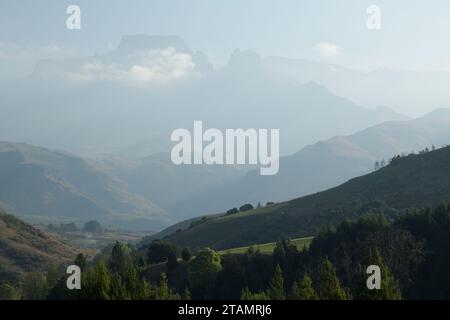 Fantastische Aussicht auf das Champagne Valley in den Ausläufern der Drakensberg Berge, Cathkin Peak überragt über südafrikanische Berglandschaft, Weltreise Stockfoto