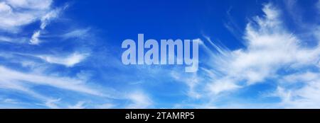 Weiße Zirruswolken blauer Himmel Hintergrund, Cirrostratus Wolke, flauschige Cumulus Wolken, bewölkte Himmel Textur, Wolkenlandschaft, Trübung Stockfoto