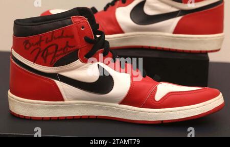 New York, New York, USA. November 2023 30. Michael Jordan unterzeichnete 1985 Spieler Sample Air Jordan 1 Game Sneakers, geschätzt von 150.000 bis 300.000, die während der Pressevorschau für die Luxury Week in Sotheby's New York stattfanden. (Kreditbild: © Nancy Kaszerman/ZUMA Press Wire) NUR REDAKTIONELLE VERWENDUNG! Nicht für kommerzielle ZWECKE! Stockfoto