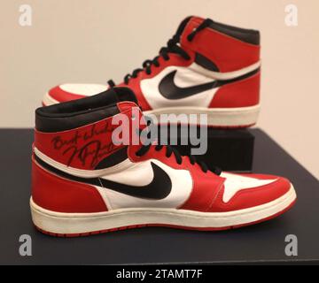 New York, New York, USA. November 2023 30. Michael Jordan unterzeichnete 1985 Spieler Sample Air Jordan 1 Game Sneakers, geschätzt von 150.000 bis 300.000, die während der Pressevorschau für die Luxury Week in Sotheby's New York stattfanden. (Kreditbild: © Nancy Kaszerman/ZUMA Press Wire) NUR REDAKTIONELLE VERWENDUNG! Nicht für kommerzielle ZWECKE! Stockfoto