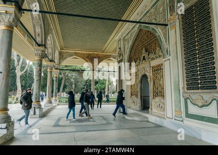 istanbul, Turkiye - 12. Januar 2023 Innendekoration mit Fliesenmosaik im Topkapi-Palast in Istanbul. Hochwertige Fotos Stockfoto