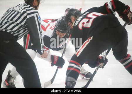 1. Dezember 2023: Jordan Baxter (27) trifft auf St. Die Cloud State Huskies haben Emma Gentry (20) in ihrem Spiel in Columbus, Ohio, gewonnen. Brent Clark/Cal Sport Media (Bild: © Brent Clark/Cal Sport Media) Stockfoto