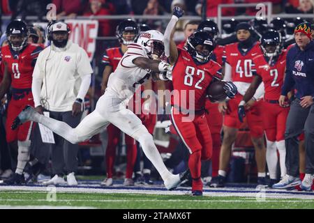 1. Dezember 2023: Der Wide Receiver der Liberty Flames Aaron Bedgood (82) wird vom New Mexico State Aggies Safety J.J. Dervil (5) während des NCAA Conference USA Football Championship Game zwischen den New Mexico State Aggies und den Liberty Flames im Williams Stadium in Lynchburg (Virginia) aus dem Ruder getrieben. Greg Atkins/CSM (Bild: © Greg Atkins/Cal Sport Media) Stockfoto