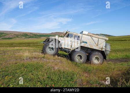 YAMAL, RUSSLAND - 22. AUGUST 2018: Trekol Geländefahrzeug in der Tundra an einem sonnigen Augusttag Stockfoto