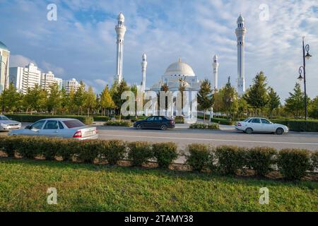 SHALI, RUSSLAND - 29. SEPTEMBER 2021: Moschee des Propheten Muhammad (Moschee des Stolzes der Muslime) in der Stadtlandschaft an einem sonnigen Septembermorgen Stockfoto