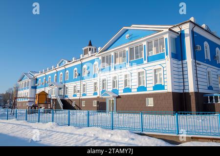 MYSHKIN, RUSSLAND - 07. JANUAR 2023: Das Gebäude des Myshk Inn Hotels an einem sonnigen Januartag Stockfoto