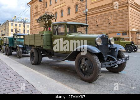 SANKT PETERSBURG, RUSSLAND - 04. MAI 2023: Sowjetischer GAZ-AA-Lkw mit Flugabwehrkanone an einem sonnigen Tag. Vorbereitungen für die Parade Stockfoto