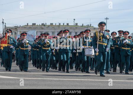 SANKT PETERSBURG, RUSSLAND - 9. MAI 2023: Militärkapelle bei der Militärparade zu Ehren des Siegtages Stockfoto