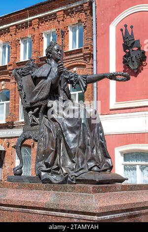 VYSHNY WOLOCHEK, RUSSLAND - 20. JULI 2023: Denkmal der russischen Kaiserin Katharina II. An einem sonnigen Tag Stockfoto