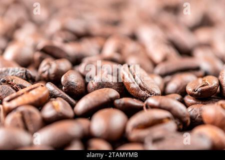 Nahaufnahme Makro eine Gruppe gerösteter brauner oder schwarzer Kaffeesorten Hintergrund Stockfoto