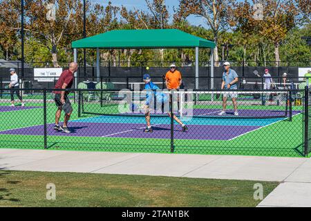 Ein Spiel für ältere Männer im Yards Pickle Garden in Ponte Vedra Beach, Florida. (USA) Stockfoto