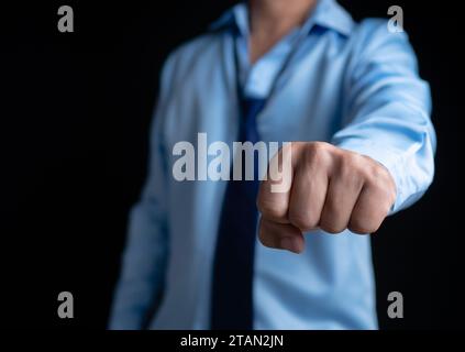 Geschäftsmann zeigt seine Fäuste in einer kämpferischen Haltung und zeigt Entschlossenheit. Bereit für den Kampf gegen Wettbewerber. Stockfoto
