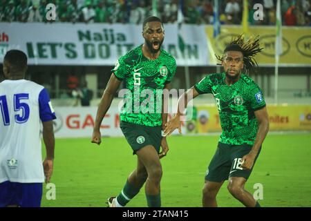 UYO, NIGERIA - 16. NOVEMBER: Semi Ajayi und Alex Iwobi aus Nigeria feiern beim WM-Qualifikationsspiel zwischen N ein Tor und Lesotho-Verteidiger Stockfoto