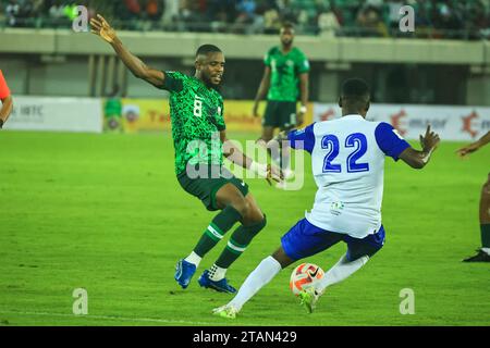 UYO, NIGERIA - 16. NOVEMBER: Frank Onyeka aus Nigeria und Tharo Losanwonoja aus Lesotho während des WM-Qualifikationsspiels zwischen Nigeria und Lesot Stockfoto