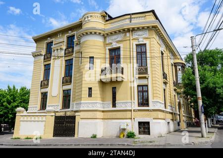 Craiova, Rumänien, 28. Mai 2022: Historisches Gebäude in der Altstadt, im Kreis Dolj, an einem Frühlingstag mit weißen Wolken Stockfoto