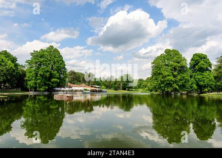 Craiova, Rumänien, 28. Mai 2022: Lebhafte Landschaft im Nicolae Romaescu Park in der Grafschaft Dolj, mit See, Wasserlillien und großen grünen Tres in einem wunderschönen s Stockfoto