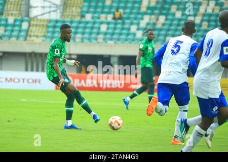 UYO, NIGERIA - 16. NOVEMBER: Frank Onyeka aus Nigeria und Lesotho-Verteidiger während des Qualifikationsspiels der Weltmeisterschaft zwischen Nigeria und Lesotho in Godsw Stockfoto