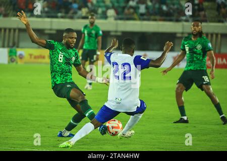 UYO, NIGERIA - 16. NOVEMBER: Frank Onyeka aus Nigeria und Lesotho Verteidiger beim WM-Qualifikationsspiel zwischen Nigeria und Lesotho in Godswil Stockfoto