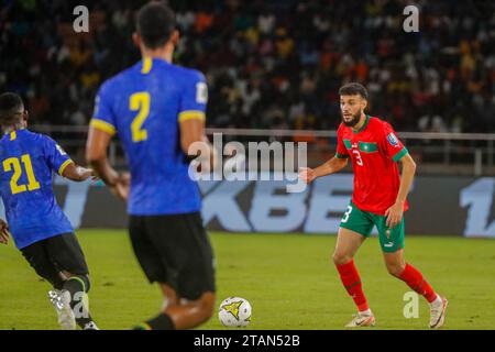 DAR es SALAAM, TANSANIA - 21. NOVEMBER: Noussair Mazraoui aus Marokko und tansanische Verteidiger während des Qualifikationsspiels zur FIFA Fussball-Weltmeisterschaft 2026 Stockfoto