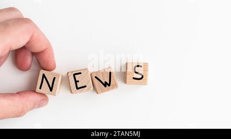 Das Wort Nachrichten buchstabiert mit hölzernen beschriftete Fliesen. Stockfoto