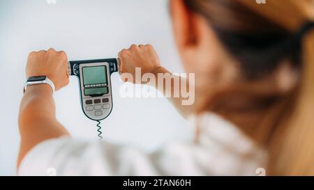 Frau mit Körperkompositionsskalen Stockfoto