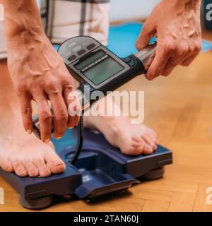 Frau mit Körperkompositionsskalen Stockfoto