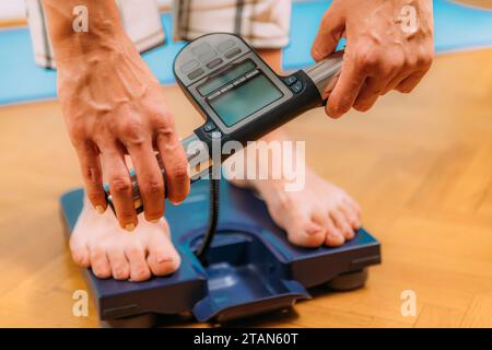 Frau mit Körperkompositionsskalen Stockfoto