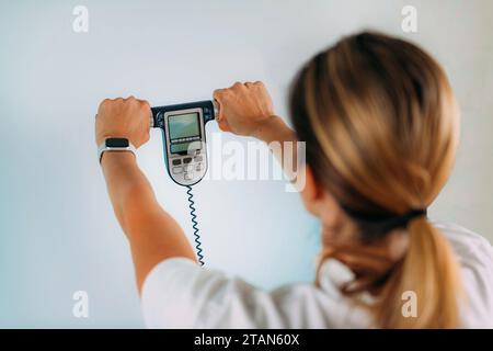 Frau mit Körperkompositionsskalen Stockfoto