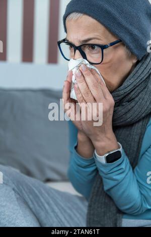 Frau mit einem kalten Stockfoto