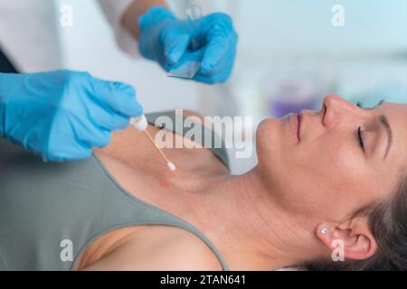 Dermatologe bei Hautprobe Stockfoto