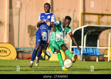 YAOUNDE, KAMERUN - 26. NOVEMBER: Patient Wassou Gouegoue aus Coton und Wilfried Parfait Teukeu aus Apejes während des MTN Cameroon Elite One Matches Stockfoto