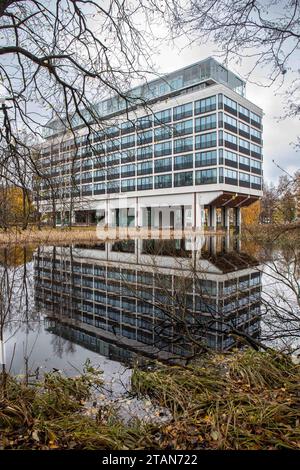 Ehemaliger Hauptsitz der Kone Corporation, entworfen von Keijo Petäjä, reflektiert von einem Teich im Bezirk Munkkiniemi in Helsinki, Finnland Stockfoto