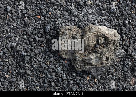 Windiger, bedeckter nebeliger Tag auf dem Ätna Sizilien. Der Ätna ist ein Stratovulkan in der Nähe von Catania, Sizilien Italien. Stockfoto